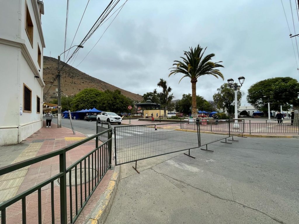 Ilustre Municipalidad de Cabildo anuncia cierre de calle Zoila Gac hasta el 26 de diciembre por instalación de la feria navideña 2021.