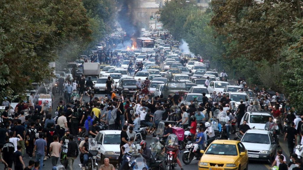 Parlamento iraní se abre a reformar la Policía Moral tras muerte de Mahsa Amini